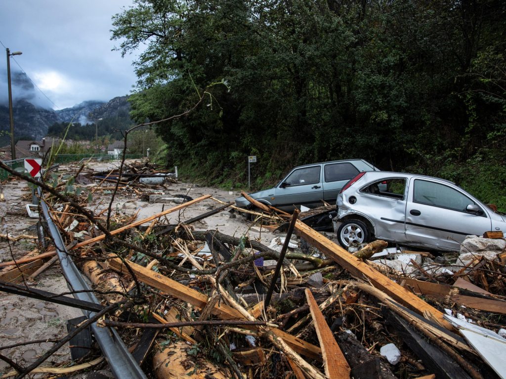 I soccorritori in Bosnia cercano le persone disperse a causa delle inondazioni mortali