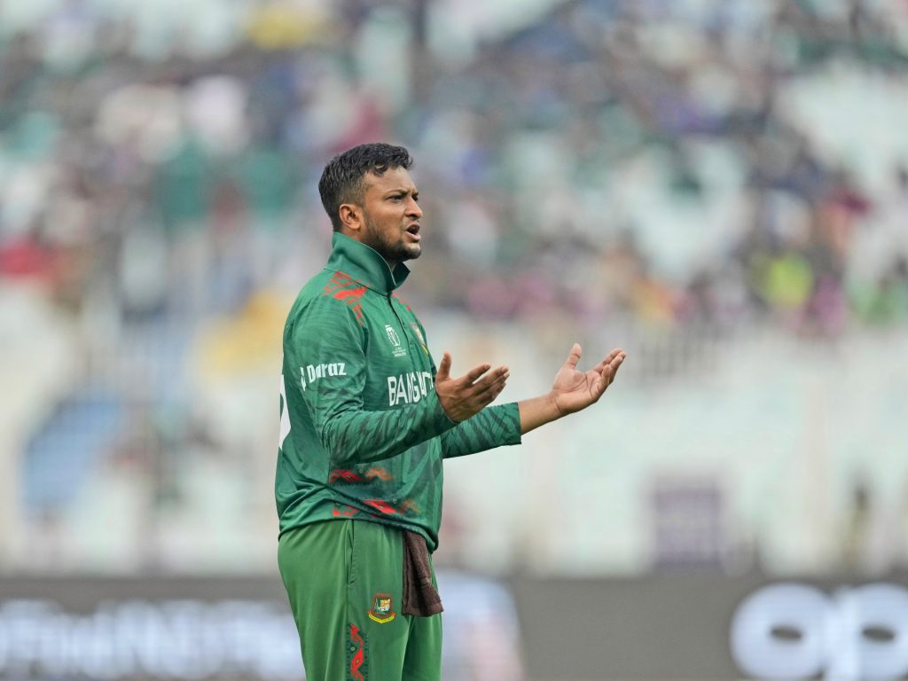 I tifosi del giocatore di cricket del Bangladesh Shakib Al Hasan attaccati dai rivali a Dhaka
