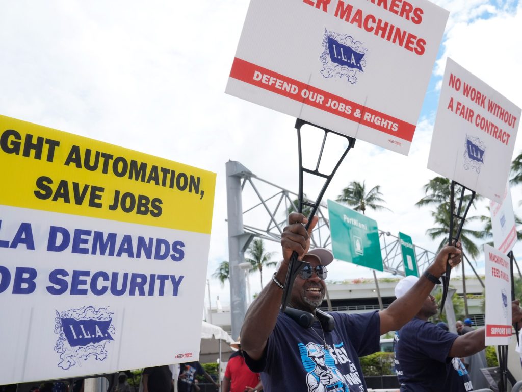 Il sindacato statunitense dei lavoratori portuali sospenderà lo sciopero dopo aver raggiunto un accordo provvisorio