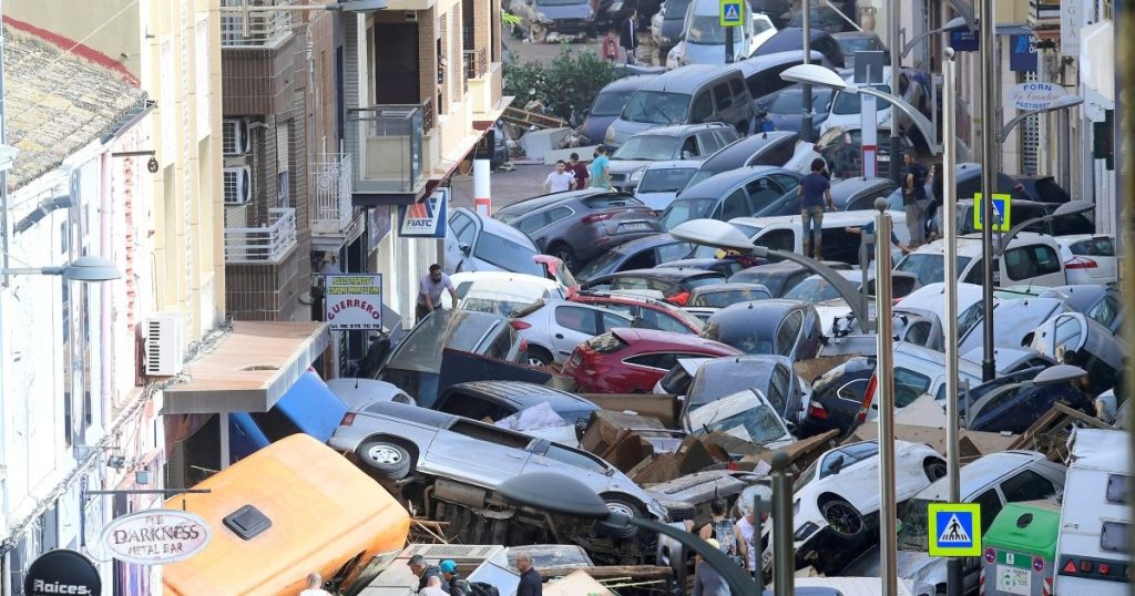 La Spagna corre alla ricerca di sopravvissuti mentre le inondazioni uccidono almeno 95 persone | Notizie meteorologiche