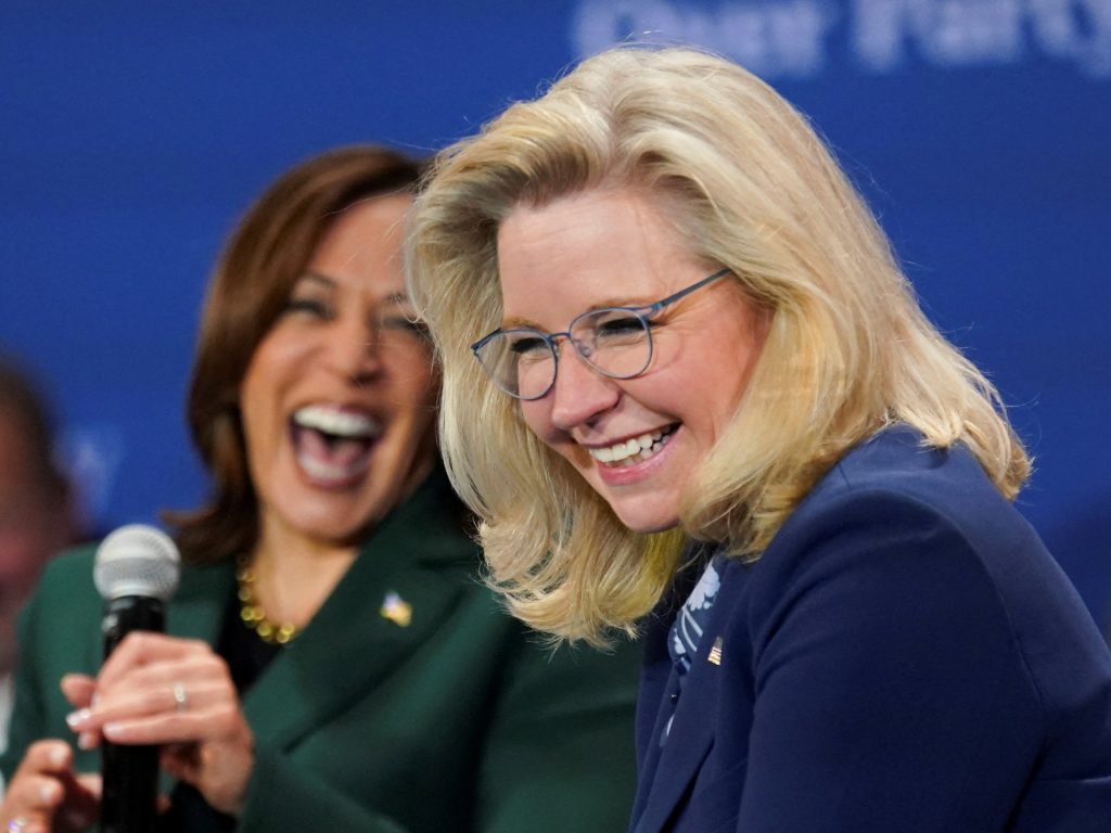 La caccia agli elettori repubblicani da parte di Kamala Harris potrebbe rivelarsi controproducente