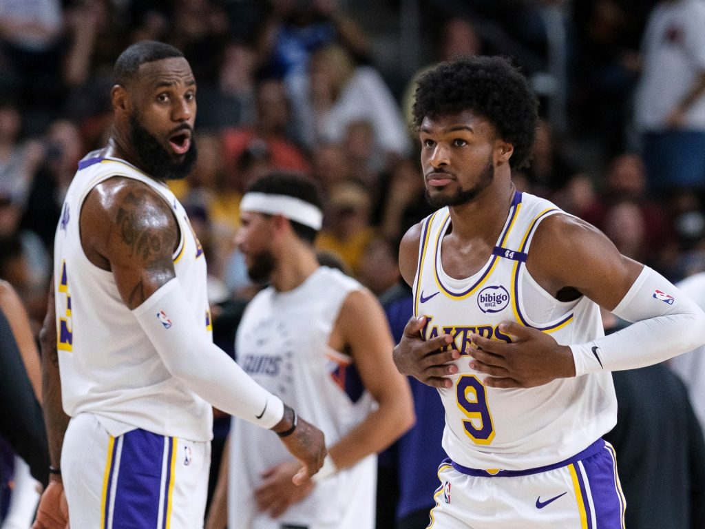 LeBron James e il figlio Bronny fanno la storia della NBA giocando insieme