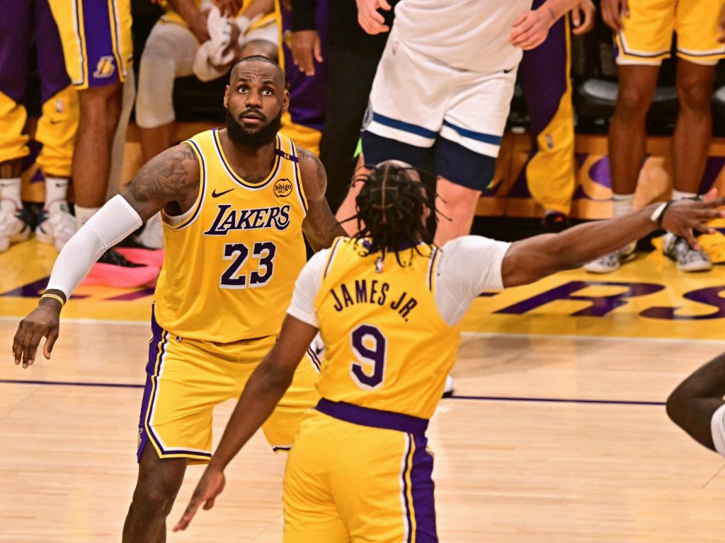 LeBron e Bronny James condividono il campo e fanno la storia della NBA mentre i Lakers battono i Wolves
