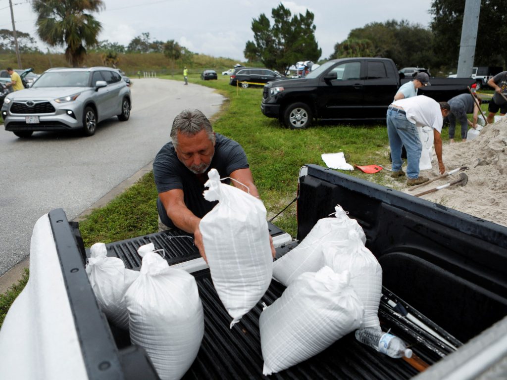 L'uragano Milton si rafforza mentre si dirige verso la Florida devastata dalla tempesta