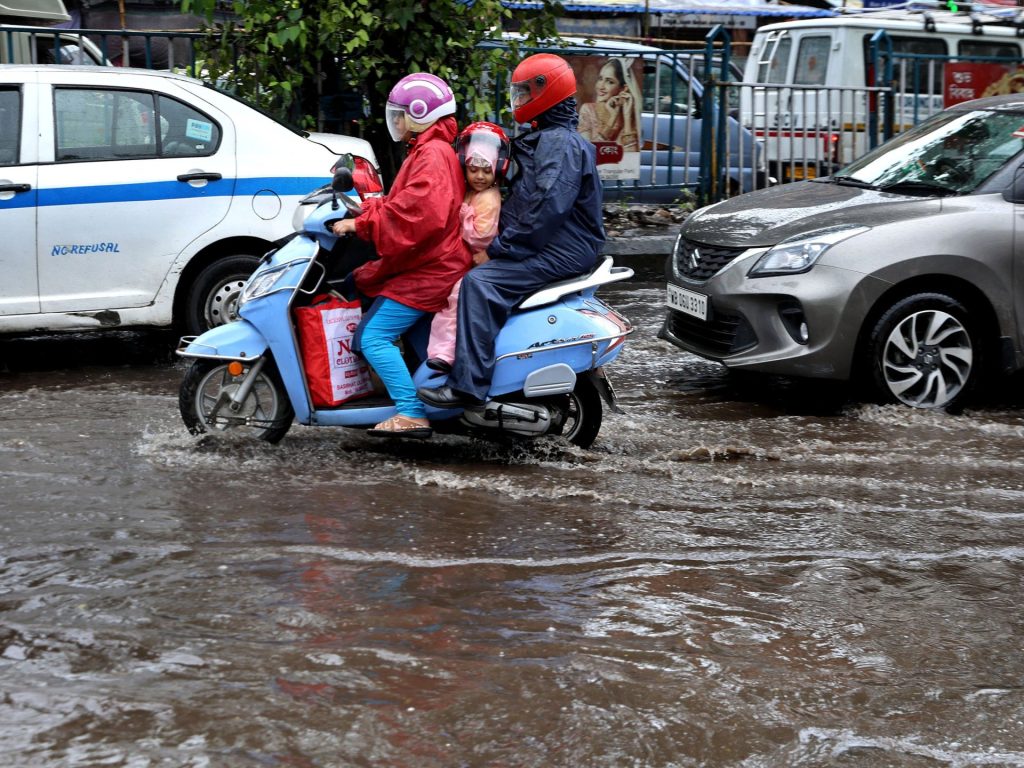 Migliaia di persone sono state evacuate mentre la costa orientale dell'India si prepara al ciclone Dana