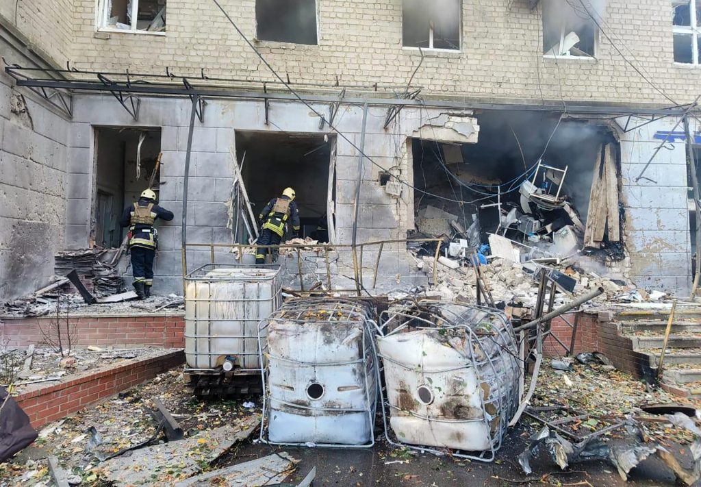 Otto morti negli attacchi di droni russi al centro medico di Sumy, in Ucraina