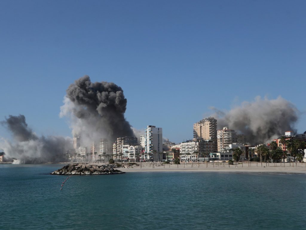 Piovono bombe in una città in riva al mare