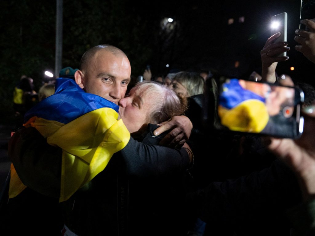 Russia e Ucraina riportano a casa 95 prigionieri di guerra ciascuna nello scambio mediato dagli Emirati Arabi Uniti