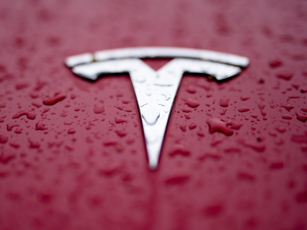 Tesla riporta profitti migliori del previsto, facendo salire le azioni