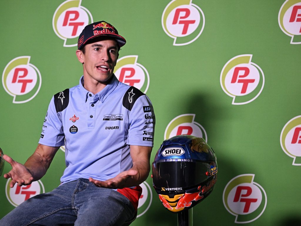 Marquez guida i piloti della MotoGP nella corsa in scena a Valencia colpita dall'alluvione