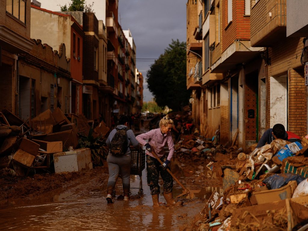 Forti piogge a Barcellona, ​​in Spagna, mentre si cercano le vittime dell'alluvione a Valencia