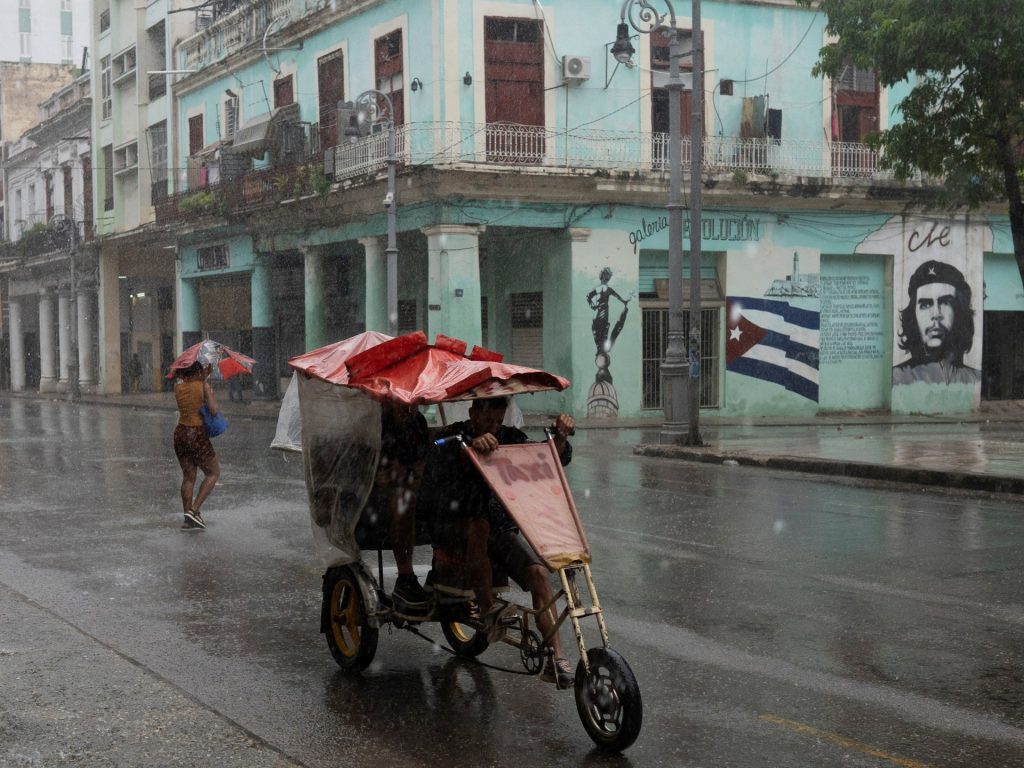 Tutta l'isola di Cuba senza elettricità dopo il passaggio dell'uragano Rafael