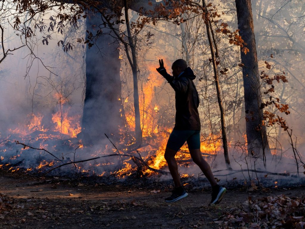 Gli incendi si sono diffusi a New York, nel New Jersey, provocando avvisi sanitari