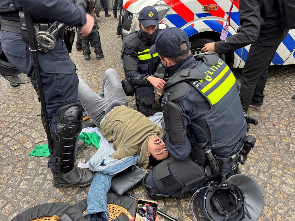 Ad Amsterdam, gli scontri innescano un gioco di colpe divisivo mentre vecchie ferite si riaprono
