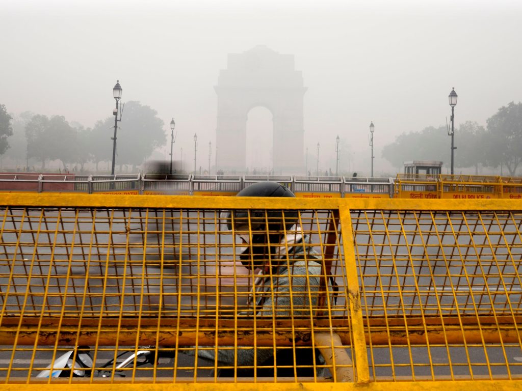 Delhi chiude le scuole e vieta la costruzione mentre i livelli di inquinamento raggiungono nuovi massimi