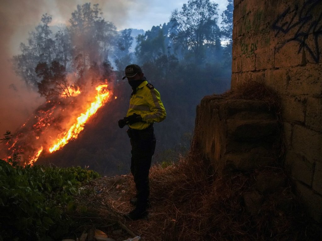 L’Ecuador dichiara lo stato di emergenza di 60 giorni per aiutare a combattere gli incendi