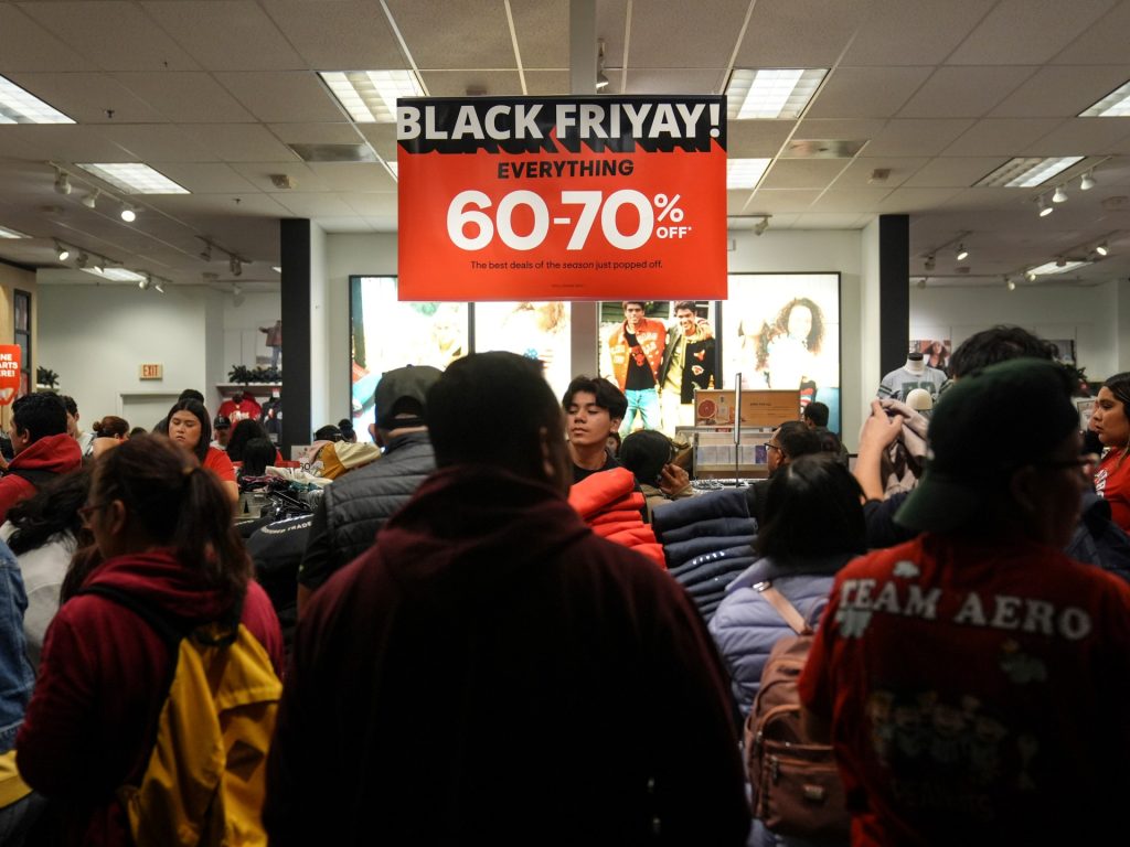 La paura dei dazi di Trump spinge gli acquirenti a preferire le offerte del Black Friday