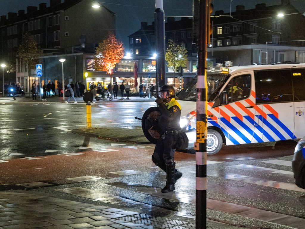 Disordini ad Amsterdam mentre vengono effettuati ulteriori arresti per gli scontri con il Maccabi