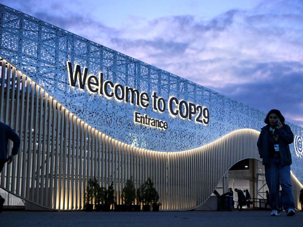I negoziatori della COP29 cercano un accordo sui finanziamenti per il clima mentre la scadenza incombe