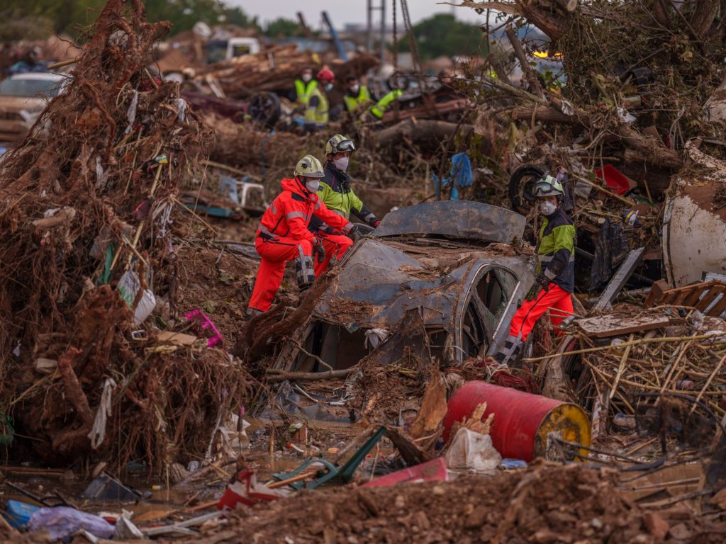I soccorritori spagnoli cercano i corpi nei garage dopo le devastanti inondazioni | Notizie sul clima