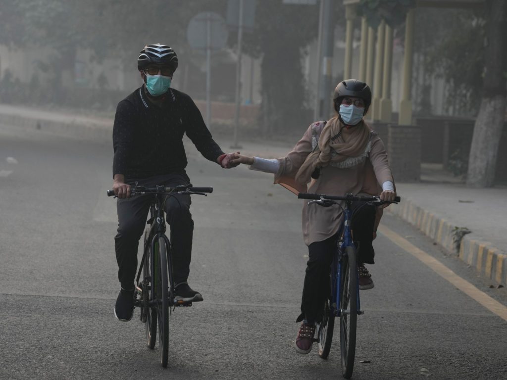 Il Punjab pakistano chiude le scuole e istituisce una “stanza della guerra dello smog” per l’inquinamento atmosferico