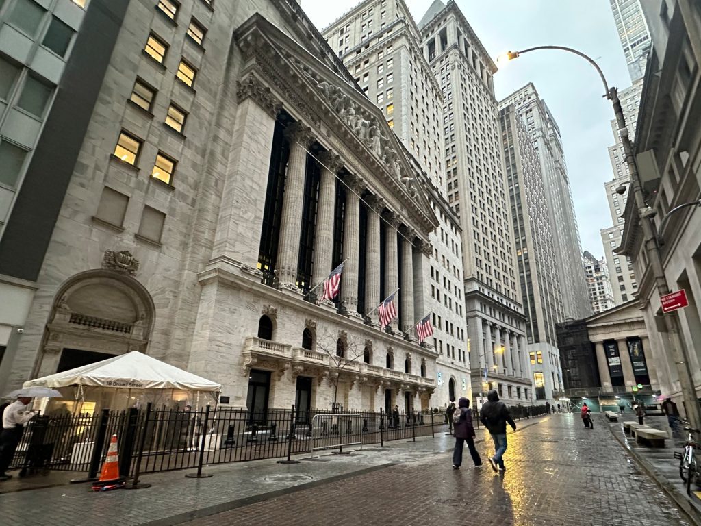 Il mercato azionario statunitense sale ai massimi storici nonostante le minacce tariffarie di Trump