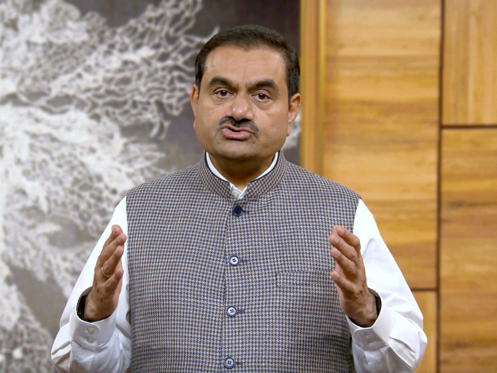 Il miliardario indiano Gautam Adani accusato negli Stati Uniti di presunta corruzione e frode