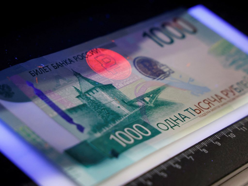 Il rublo russo scende al livello più basso degli ultimi 32 mesi contro il dollaro
