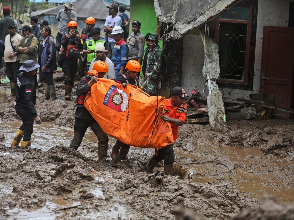 Inondazioni improvvise e frane uccidono 16 persone sull'isola indonesiana di Sumatra | Notizie sulle inondazioni