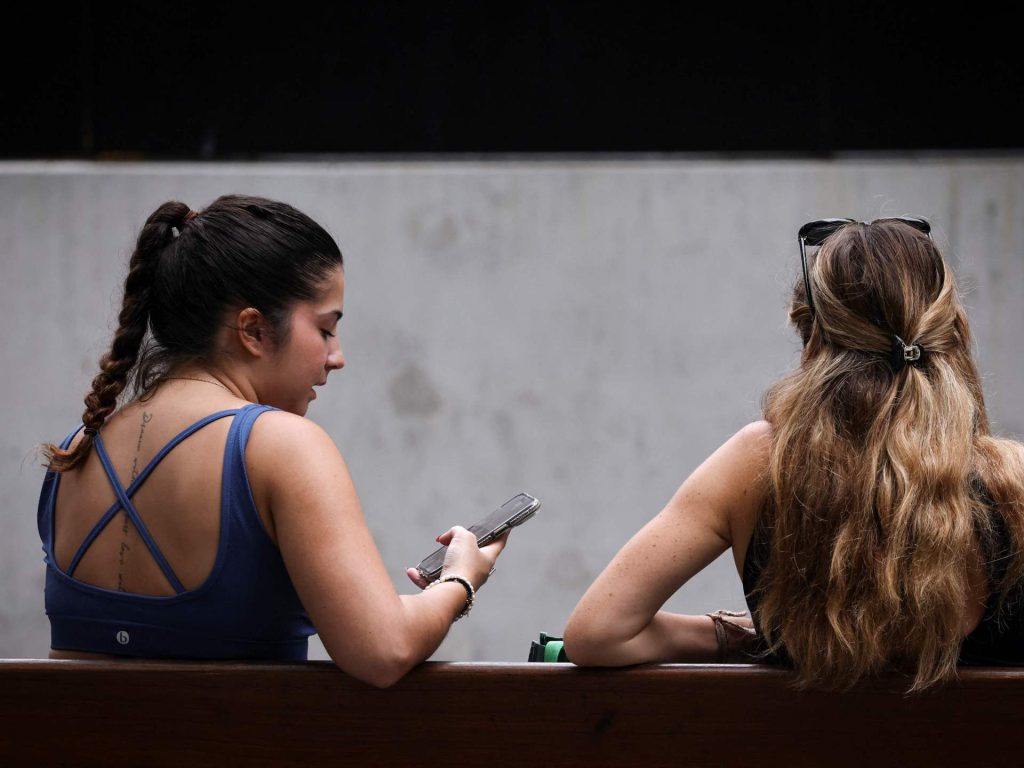 L’Australia si avvicina al primo divieto mondiale dei social media per i minori di 16 anni