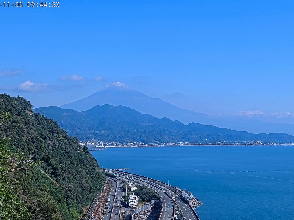 La neve ricopre il Monte Fuji in Giappone e mette fine al record