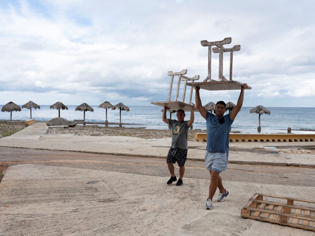 L’uragano Rafael si intensifica rapidamente mentre si avvicina a Cuba