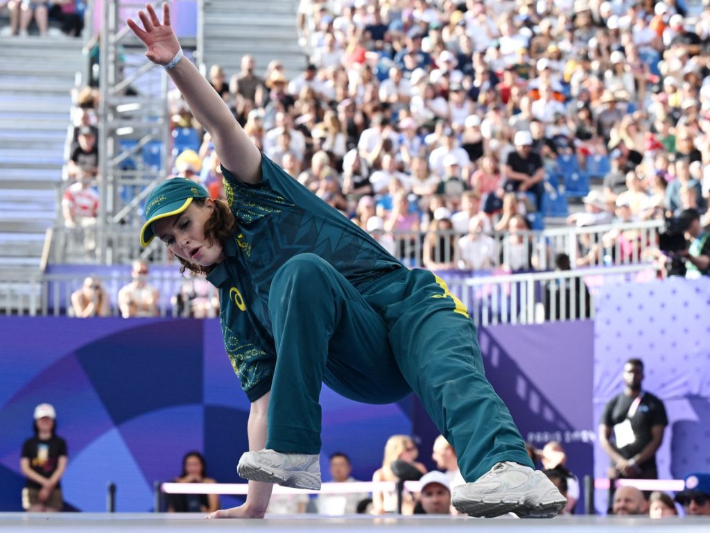 Raygun si ritira dalla breakdance competitiva dopo la reazione negativa delle Olimpiadi di Parigi