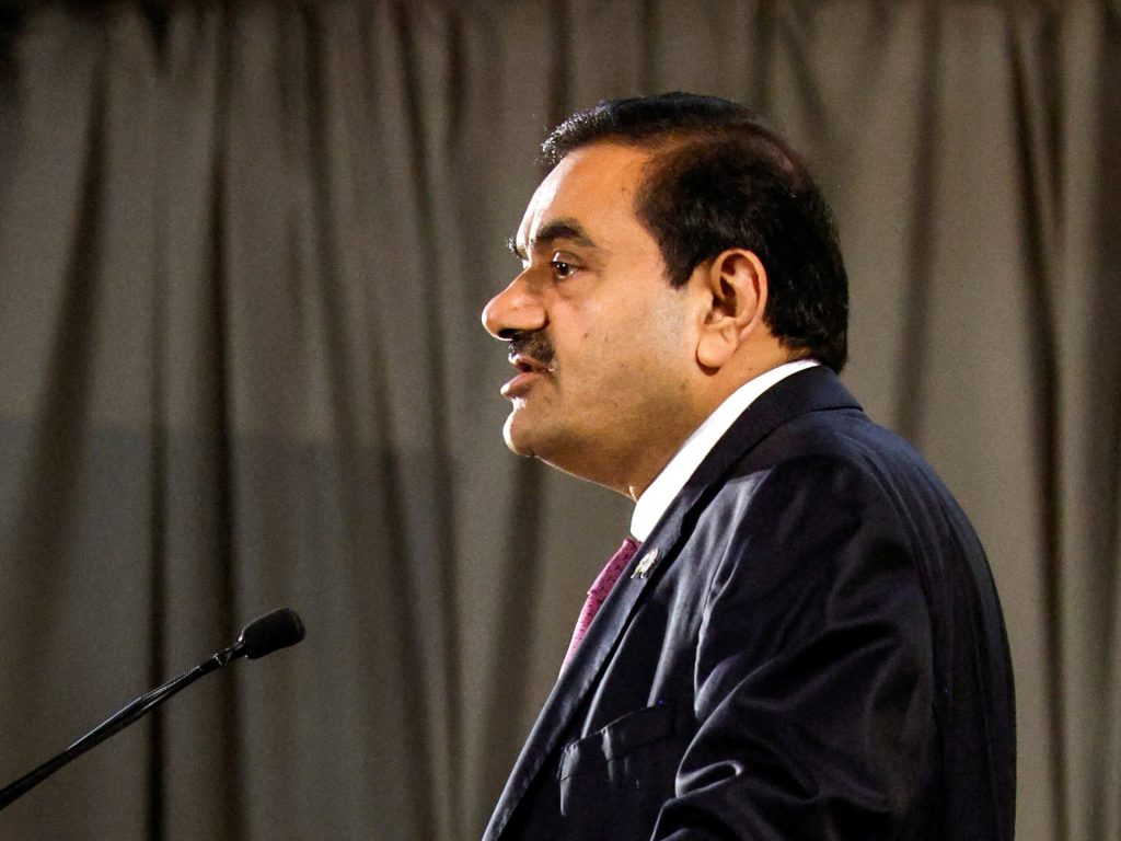 Total Energies sospende gli investimenti nel Gruppo Adani con l'accusa di corruzione