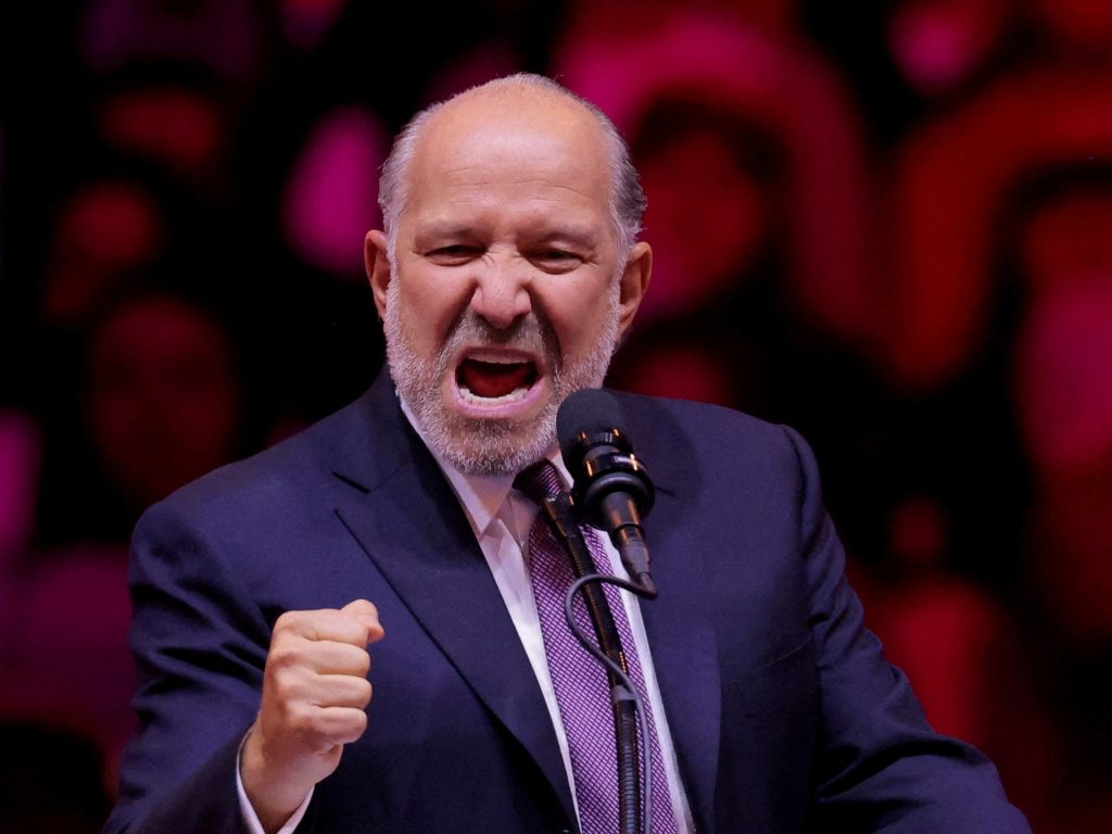 Trump si rivolge al CEO miliardario Lutnick, al magnate del wrestling McMahon e al dottor Oz della TV