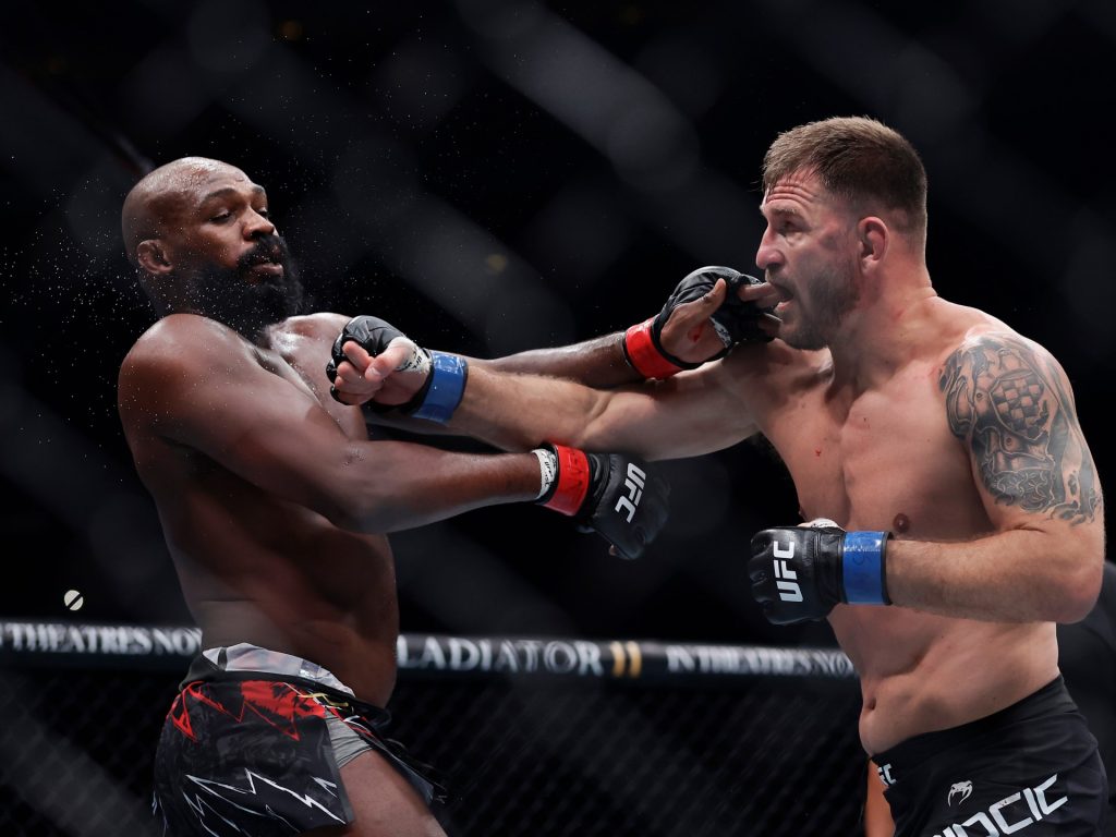 UFC 309: Jon Jones manda in pensione Stipe Miocic davanti a Trump | Nelle notizie sulle immagini