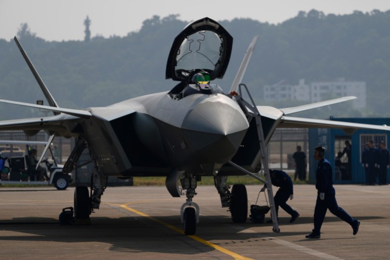 L'equipaggio di terra assiste a un aereo da caccia stealth cinese J-20 dopo la sua esibizione alla 15a edizione della China International Aviation and Aerospace Exhibition, conosciuta anche come Airshow China 2024, a Zhuhai, nella provincia del Guangdong, nella Cina meridionale, martedì 12 novembre 2024. (AP Photo /Ng Han Guan)