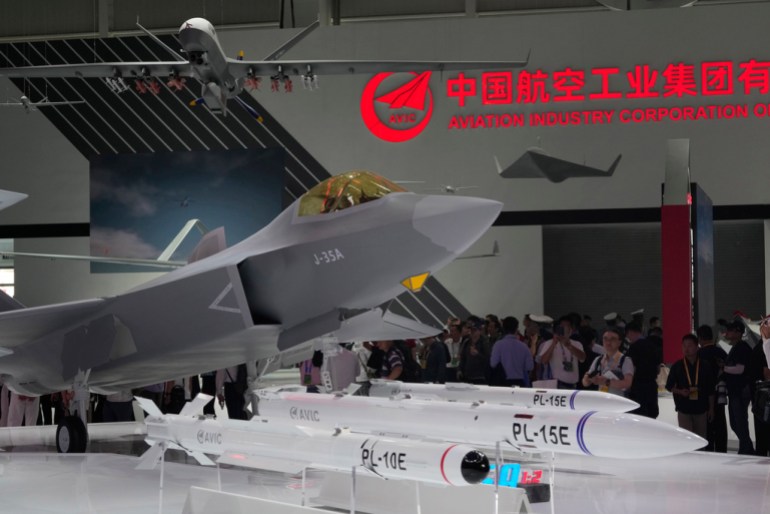 Una replica dimezzata dell'aereo da caccia stealth cinese J-35a è esposta alla 15a edizione della China International Aviation and Aerospace Exhibition, conosciuta anche come Airshow China 2024, a Zhuhai, nella provincia del Guangdong, nella Cina meridionale, martedì 12 novembre 2024. (AP Photo /Ng Han Guan)