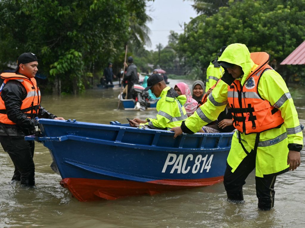 Malesia e Thailandia si preparano a nuove piogge dopo che le inondazioni hanno ucciso più di 30 persone