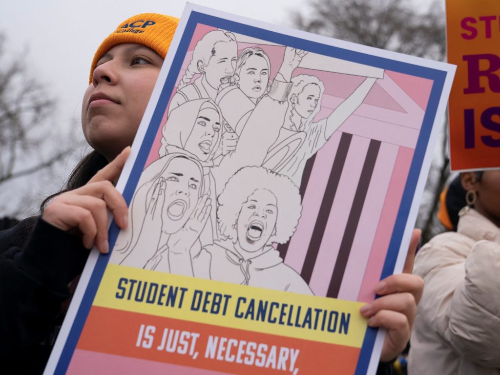 Biden cancella altri 4,2 miliardi di dollari di prestiti studenteschi statunitensi prima di lasciare l’incarico