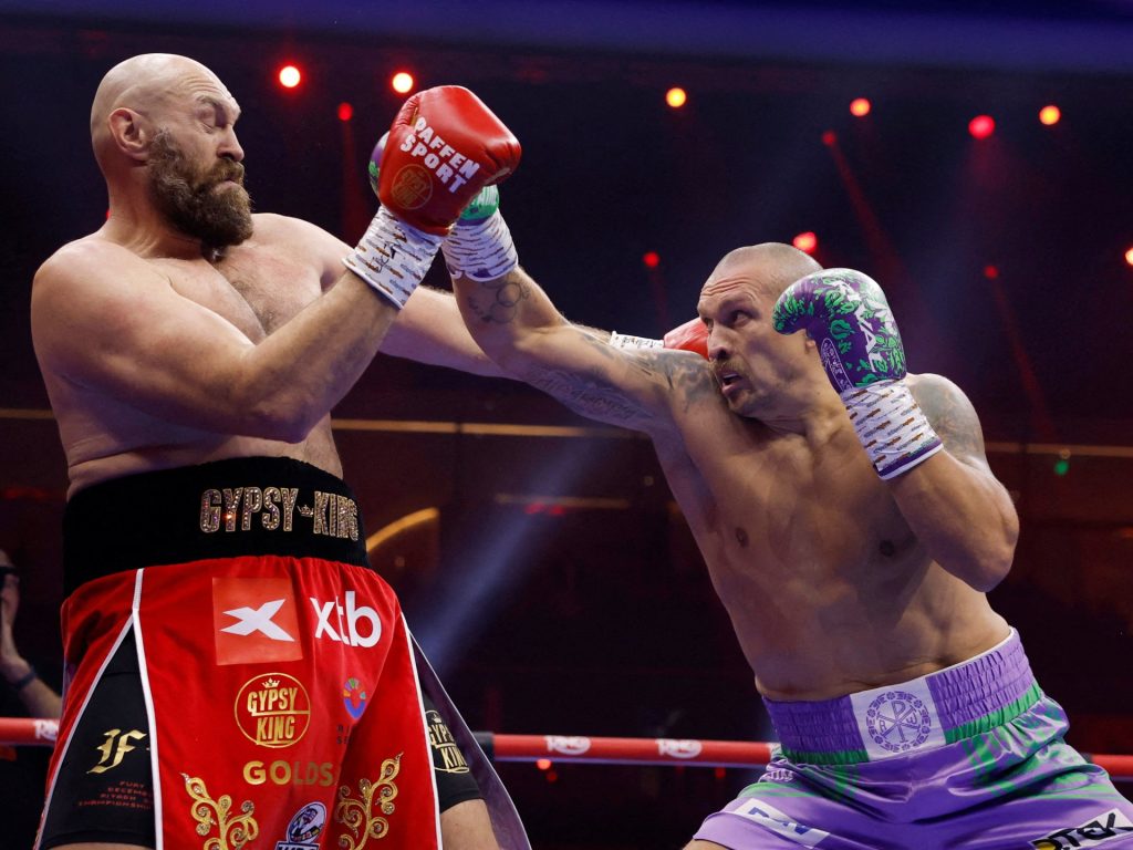 Usyk sconfigge Fury nella decisione a punti a Riyadh per mantenere il titolo dei pesi massimi