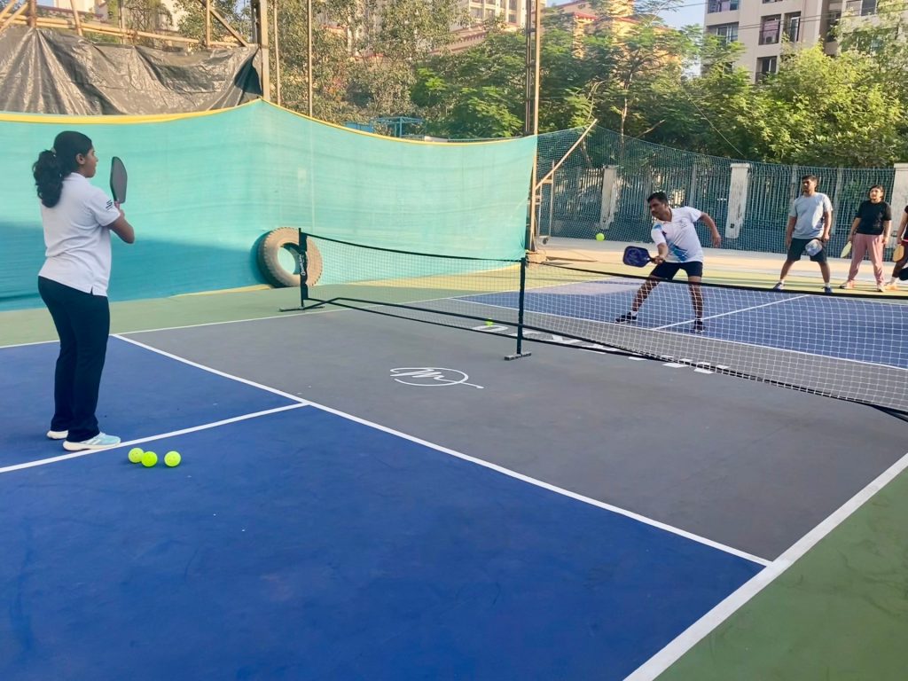 Cos'è il pickleball e perché è popolare nei centri urbani dell'India come Mumbai?