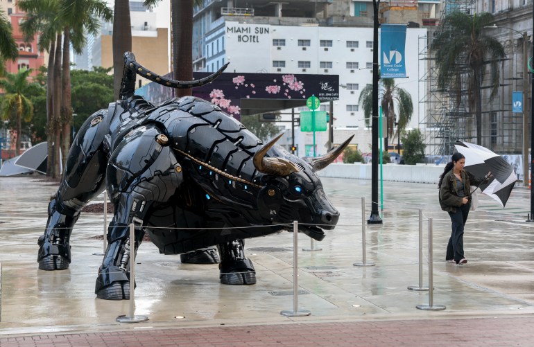 MIAMI, FLORIDA - 16 DICEMBRE: La statua del toro robo-cripto è vista nel campus del campus Wolfson del Miami Dade College il 16 dicembre 2024 a Miami, Florida. Bitcoin è salito a un nuovo massimo storico, raggiungendo i 107.000 dollari, in previsione di un taglio del tasso di interesse da parte della Federal Reserve alla fine di questa settimana. Joe Raedle/Getty Images/AFP (Foto di JOE RAEDLE / GETTY IMAGES NORD AMERICA / Getty Images tramite AFP)