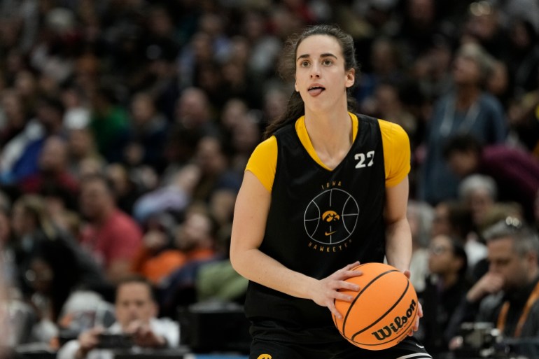 Caitlin Clark dell'Iowa spara al pallone da basket durante l'allenamento.