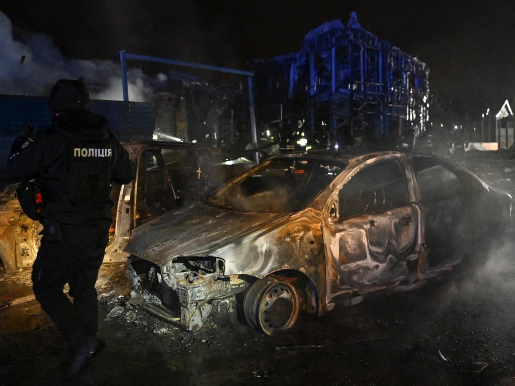 Gli attacchi russi in tutta l'Ucraina uccidono almeno 12 persone