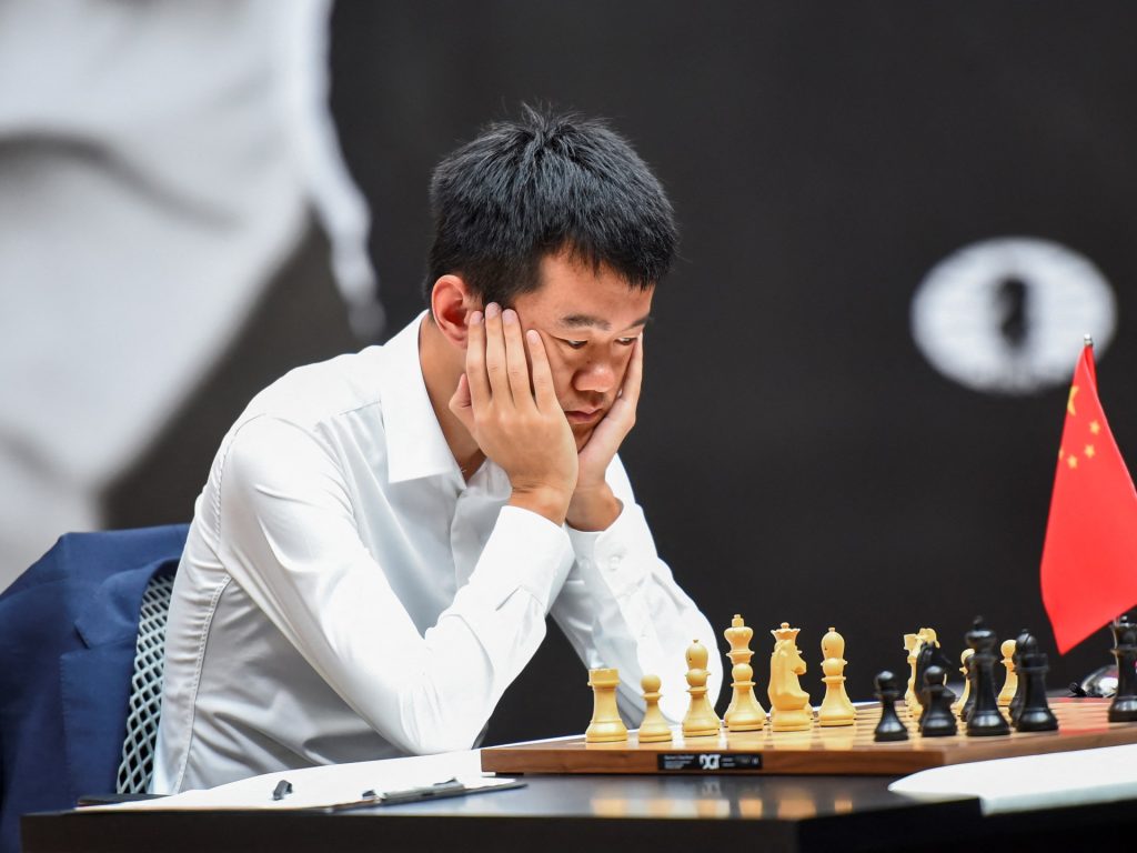 Gukesh e Ding Liren pareggiano Gara 4 della finale in parità del Campionato mondiale di scacchi