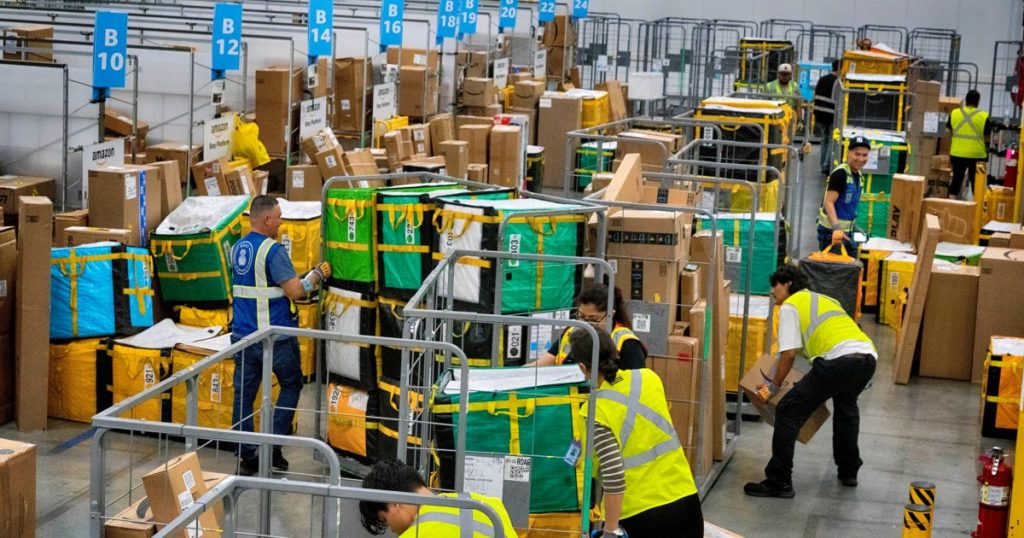 I lavoratori di Amazon scioperano negli Stati Uniti durante l’intensa stagione natalizia