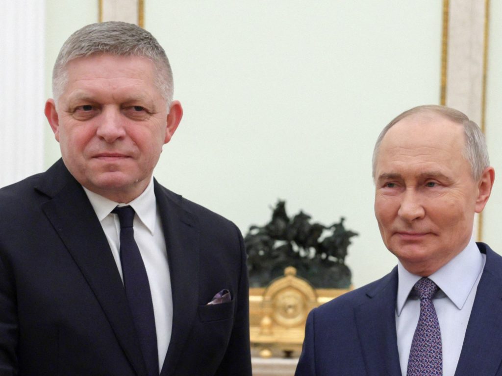 Il Primo Ministro slovacco Fico parla con Putin durante il viaggio a sorpresa in Russia