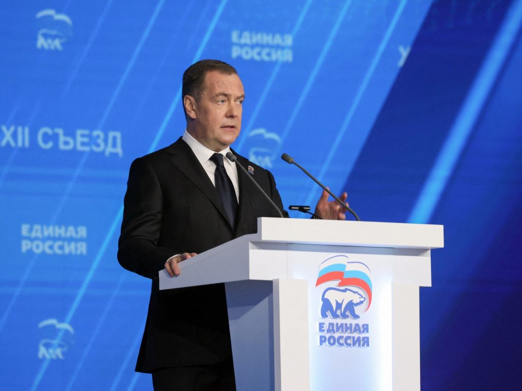 Il Regno Unito denuncia la “minaccia di gangster” dopo che il russo Medvedev ha messo in guardia i giornalisti