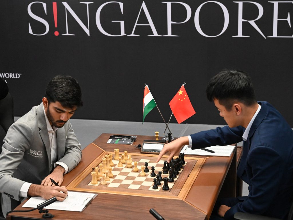 Il campione mondiale di scacchi Ding e lo sfidante adolescente Gukesh hanno superato la metà del percorso